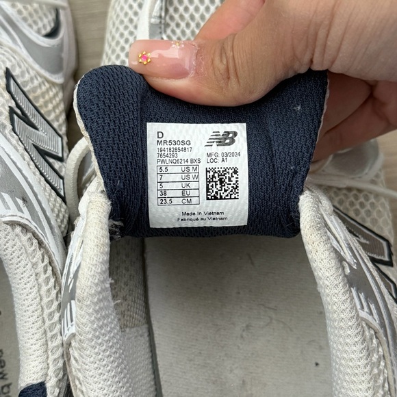 New Balance Gender Inclusive 530 Sneaker in White - Picture 10 of 12